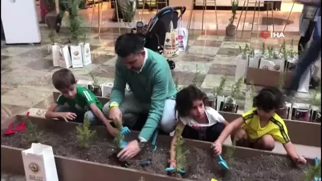 Bakan Pakdemirli çocuklarla fidan dikti Bakan Pakdemirli çocuklarla fidan dikti