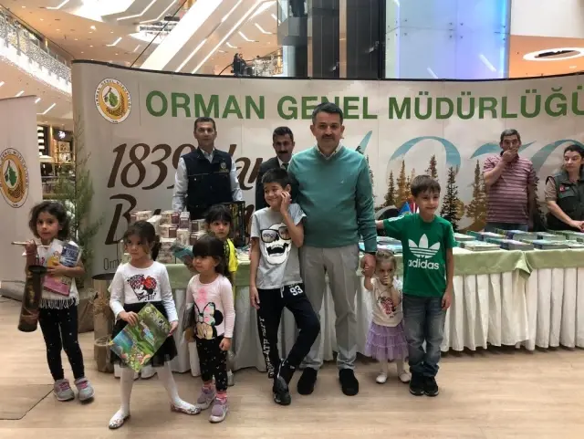 Bakan Pakdemirli, çocuklarla fidan dikti Bakan Pakdemirli, çocuklarla fidan dikti