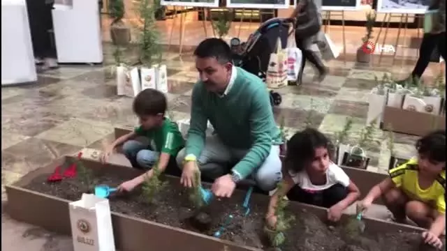 Bakan Pakdemirli çocuklarla fidan dikti Bakan Pakdemirli çocuklarla fidan dikti