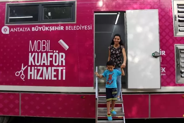 Büyükşehir'in Mobil Kuaför Tırı Kemer'deydi Büyükşehir'in Mobil Kuaför Tırı Kemer'deydi