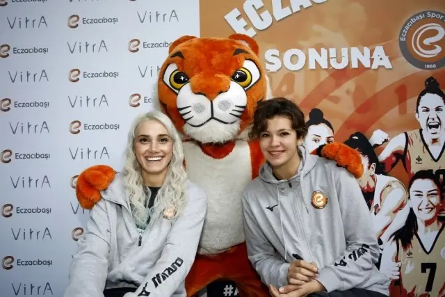 Eczacıbaşı VitrA, Kanyon'da voleybolseverlerle buluştu Eczacıbaşı VitrA, Kanyon'da voleybolseverlerle buluştu