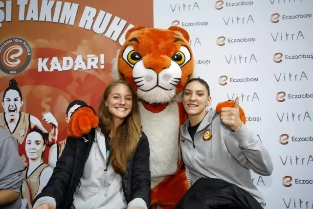 Eczacıbaşı VitrA, Kanyon'da voleybolseverlerle buluştu Eczacıbaşı VitrA, Kanyon'da voleybolseverlerle buluştu