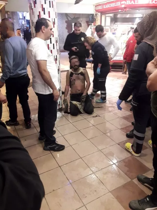 Sokak ortasında eşiyle tartışan adam, benzin dökerek kendini ateşe verdi Sokak ortasında eşiyle tartışan adam, benzin dökerek kendini ateşe verdi