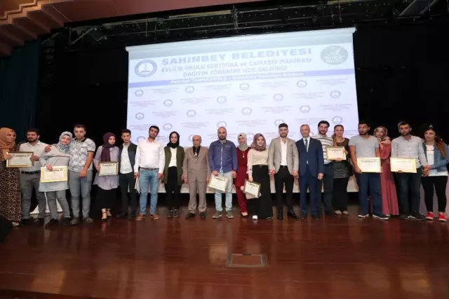Evlilik okulundan 202 çift daha mezun oldu