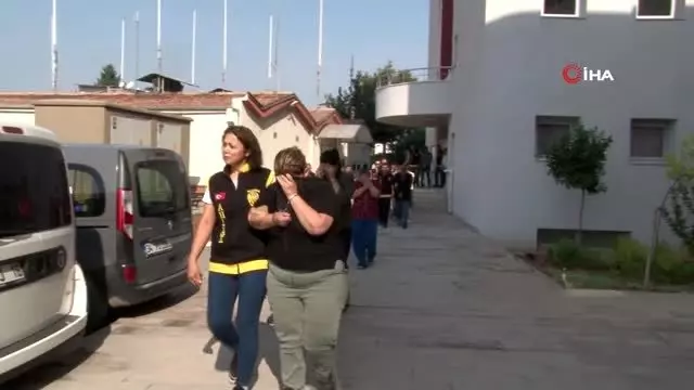 Kente mikrop gibi yayılan fuhuş çetesi çökertildi! Çetenin liderleri engelli çıktı Kente mikrop gibi yayılan fuhuş çetesi çökertildi! Çetenin liderleri engelli çıktı