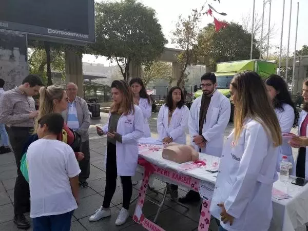 Genç tıpçılar meme kanseri için sokakta Genç tıpçılar meme kanseri için sokakta