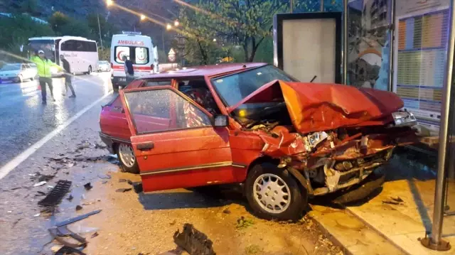 Gümüşhane'de iki otomobil çarpıştı: 2 yaralı Gümüşhane'de iki otomobil çarpıştı: 2 yaralı