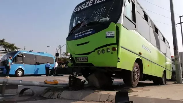 Hafif ticari araç halk otobüsüne çarptı: 3 yaralı Hafif ticari araç halk otobüsüne çarptı: 3 yaralı