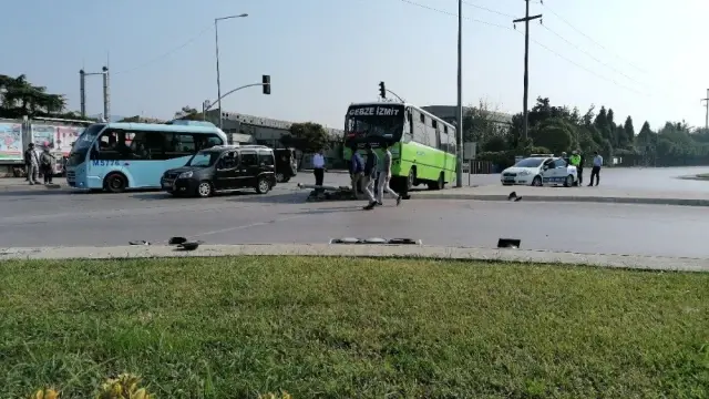 Hafif ticari araç halk otobüsüne çarptı: 3 yaralı Hafif ticari araç halk otobüsüne çarptı: 3 yaralı