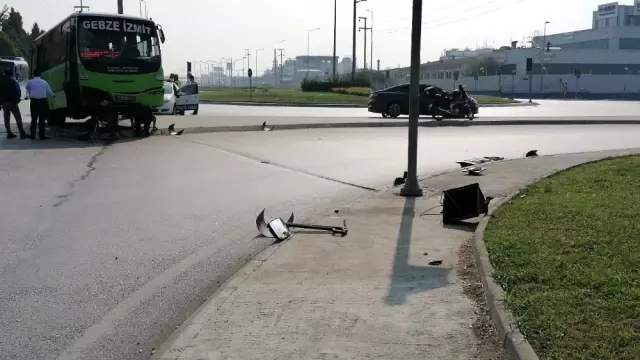 Hafif ticari araç halk otobüsüne çarptı: 3 yaralı Hafif ticari araç halk otobüsüne çarptı: 3 yaralı