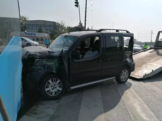 Hafif ticari araç halk otobüsüne çarptı: 3 yaralı Hafif ticari araç halk otobüsüne çarptı: 3 yaralı