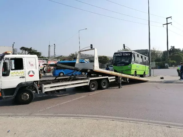 Hafif ticari araç halk otobüsüne çarptı: 3 yaralı Hafif ticari araç halk otobüsüne çarptı: 3 yaralı