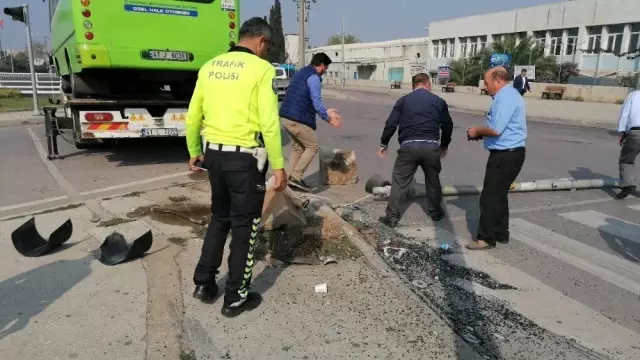 Hafif ticari araç halk otobüsüne çarptı: 3 yaralı Hafif ticari araç halk otobüsüne çarptı: 3 yaralı