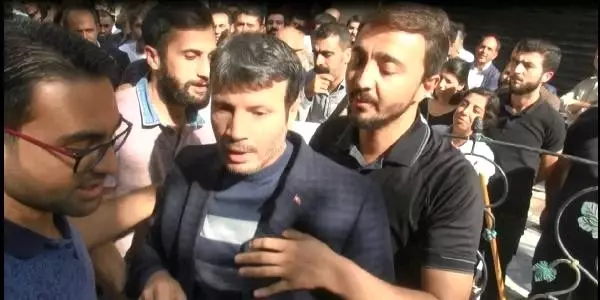 HDP'li vekillerin de katıldığı basın açıklamasına Türk bayraklı tepki HDP'li vekillerin de katıldığı basın açıklamasına Türk bayraklı tepki
