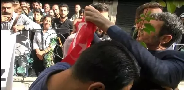 HDP'li vekillerin de katıldığı basın açıklamasına Türk bayraklı tepki HDP'li vekillerin de katıldığı basın açıklamasına Türk bayraklı tepki
