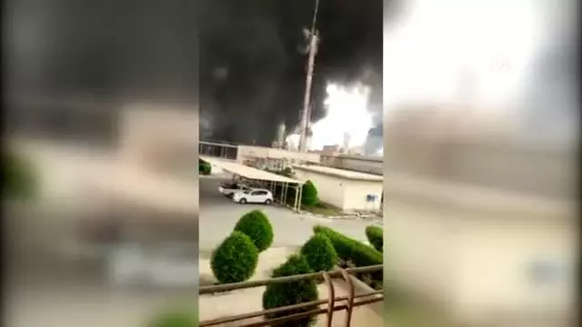 İran'ın en büyük petrol rafinerisinde yangın İran'ın en büyük petrol rafinerisinde yangın
