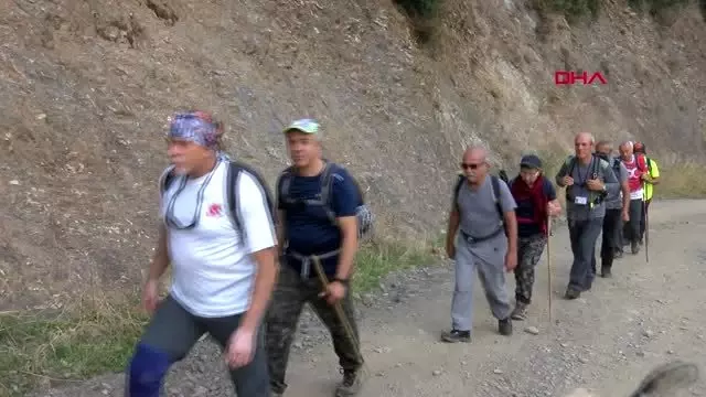 İzmir 84 yaşındaki ibrahim amca yürüyerek dağları aşıyor İzmir 84 yaşındaki ibrahim amca yürüyerek dağları aşıyor