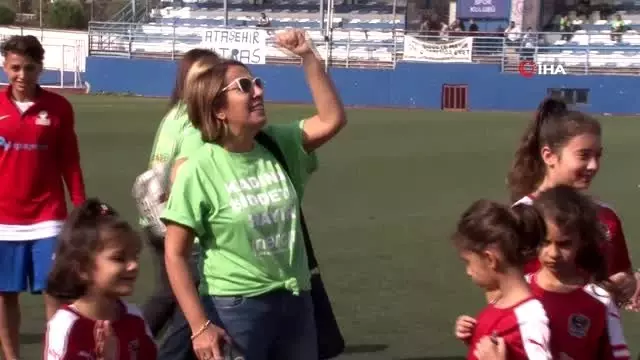 Kadın futbolcular 'Kadına şiddete hayır' tişörtleriyle maça çıktı Kadın futbolcular 'Kadına şiddete hayır' tişörtleriyle maça çıktı