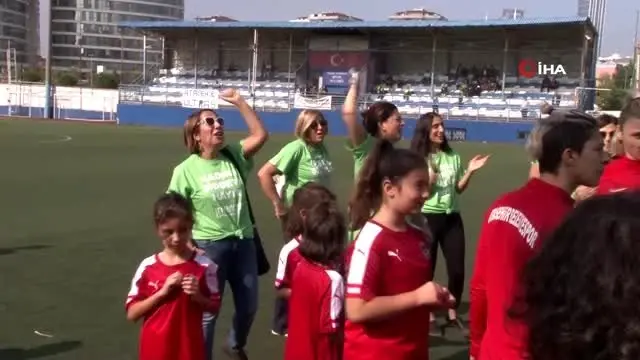 Kadın futbolcular 'Kadına şiddete hayır' tişörtleriyle maça çıktı Kadın futbolcular 'Kadına şiddete hayır' tişörtleriyle maça çıktı