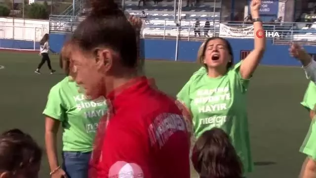 Kadın futbolcular 'Kadına şiddete hayır' tişörtleriyle maça çıktı Kadın futbolcular 'Kadına şiddete hayır' tişörtleriyle maça çıktı