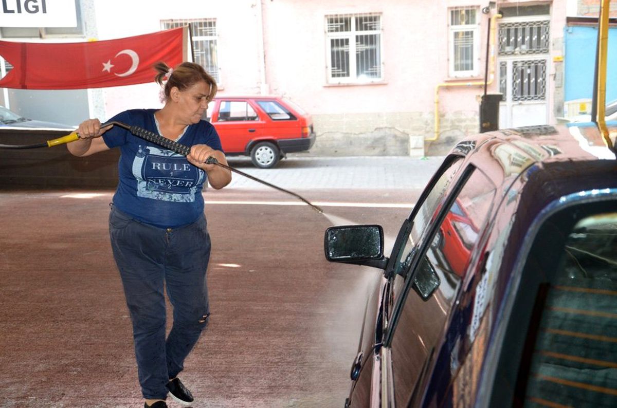 Kocasının vefatı üzerine açtığı oto yıkamada birçok kadına örnek oluyor