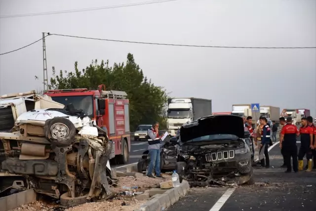 Mardin'de Başsavcı ve Adalet Komisyonu Başkanı trafik kazasında yaralandı Mardin'de Başsavcı ve Adalet Komisyonu Başkanı trafik kazasında yaralandı