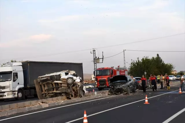 Mardin'de Başsavcı ve Adalet Komisyonu Başkanı trafik kazasında yaralandı Mardin'de Başsavcı ve Adalet Komisyonu Başkanı trafik kazasında yaralandı