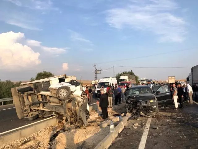 Mardin'de trafik kazası: 1 ölü, başsavcı ile birlikte 9 yaralı Mardin'de trafik kazası: 1 ölü, başsavcı ile birlikte 9 yaralı