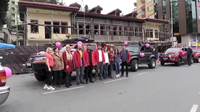 Meme kanserine dikkat çekmek için pembe balonlu konvoy oluşturdular Meme kanserine dikkat çekmek için pembe balonlu konvoy oluşturdular