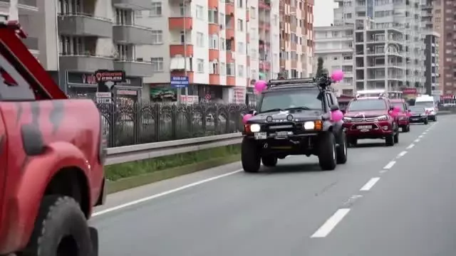 Meme kanserine dikkat çekmek için pembe balonlu konvoy oluşturdular Meme kanserine dikkat çekmek için pembe balonlu konvoy oluşturdular