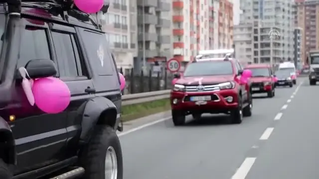 Meme kanserine dikkat çekmek için pembe balonlu konvoy oluşturdular Meme kanserine dikkat çekmek için pembe balonlu konvoy oluşturdular