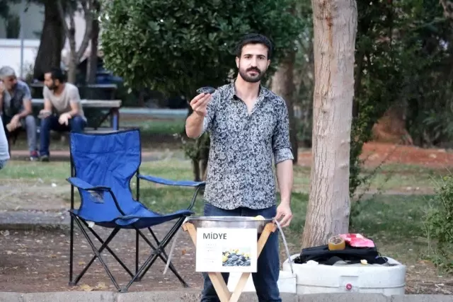 Midye satarak okul harçlığını çıkarıyor