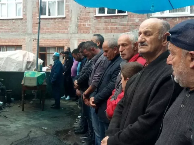 Niğde'deki kazada hayatını kaybeden üniversiteli genç kız Rize'de toprağa verildi Niğde'deki kazada hayatını kaybeden üniversiteli genç kız Rize'de toprağa verildi