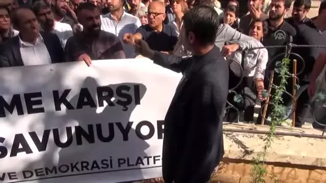 Nusaybin'de HDP'li milletvekillerine tepki: İhanet ettiğiniz bayrağın altında yaşamayacaksınız Nusaybin'de HDP'li milletvekillerine tepki: İhanet ettiğiniz bayrağın altında yaşamayacaksınız