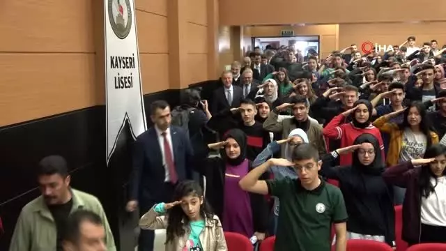 Öğrenciler Hulusi Akar'ı asker selamı ile karşıladı Öğrenciler Hulusi Akar'ı asker selamı ile karşıladı