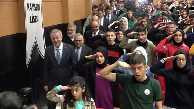 Öğrenciler Hulusi Akar'ı asker selamı ile karşıladı Öğrenciler Hulusi Akar'ı asker selamı ile karşıladı