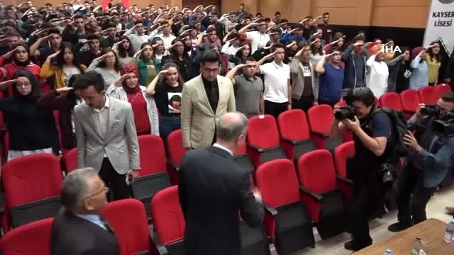 Öğrenciler Hulusi Akar'ı asker selamı ile karşıladı Öğrenciler Hulusi Akar'ı asker selamı ile karşıladı