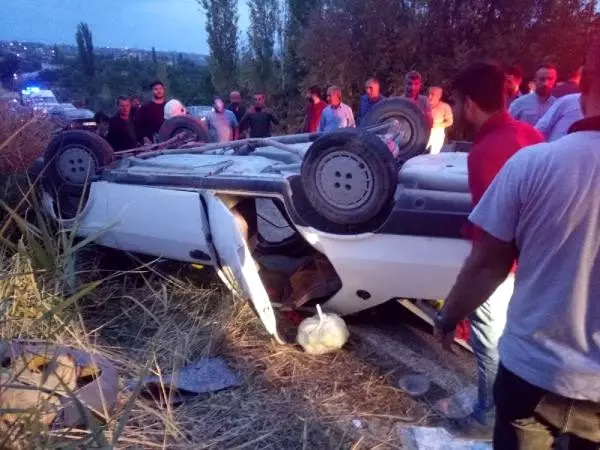 Otomobil şarampole devrildi: 7 yaralı Otomobil şarampole devrildi: 7 yaralı
