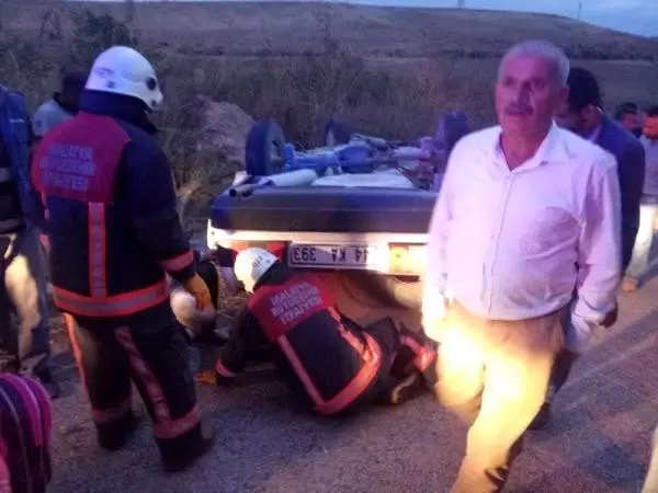 Otomobil şarampole devrildi: 7 yaralı Otomobil şarampole devrildi: 7 yaralı