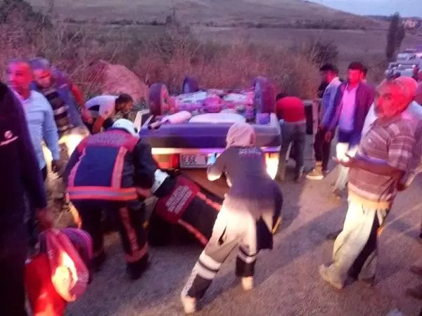 Otomobil şarampole devrildi: 7 yaralı Otomobil şarampole devrildi: 7 yaralı
