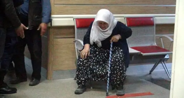 Pompalı tüfekle yaralanan oğlu ve torununu sedyede gören yaşlı kadın, gözyaşlarına boğuldu Pompalı tüfekle yaralanan oğlu ve torununu sedyede gören yaşlı kadın, gözyaşlarına boğuldu