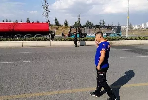 Seyir halindeki otobüs alev alev yandı Seyir halindeki otobüs alev alev yandı