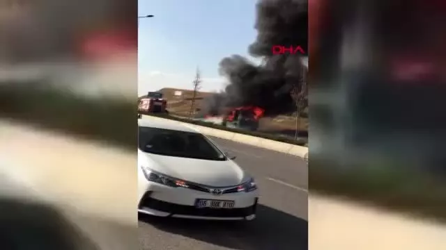Seyir halindeki otobüs alev alev yandı Seyir halindeki otobüs alev alev yandı