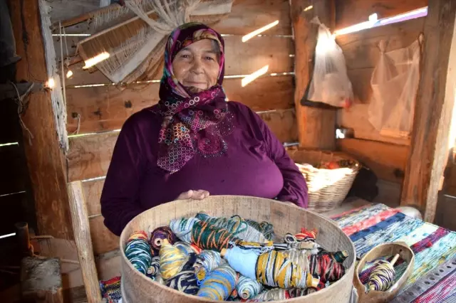 Sındırgı'da 'çuvallık'la kilim dokumacılığı Sındırgı'da 'çuvallık'la kilim dokumacılığı