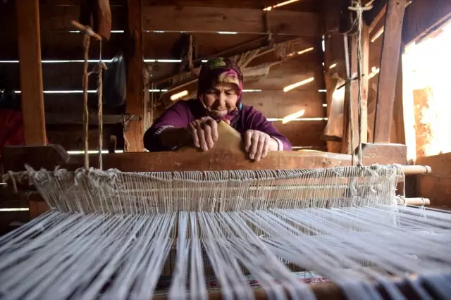 Sındırgı'da 'çuvallık'la kilim dokumacılığı Sındırgı'da 'çuvallık'la kilim dokumacılığı