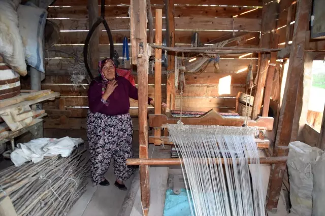 Sındırgı'da 'çuvallık'la kilim dokumacılığı Sındırgı'da 'çuvallık'la kilim dokumacılığı