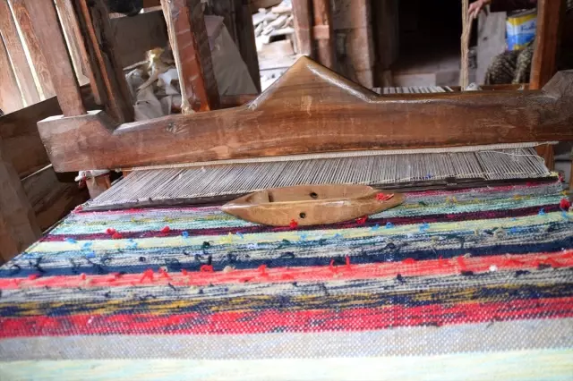 Sındırgı'da 'çuvallık'la kilim dokumacılığı Sındırgı'da 'çuvallık'la kilim dokumacılığı