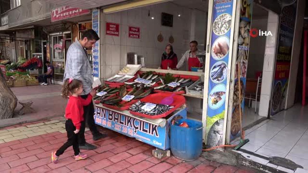 Sırt sırta verip balıkçı tezgahında çocukları için ter döküyorlar