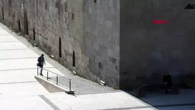Sivas 800 yıllık tarihi medresenin duvarları yazı tahtasına döndü Sivas 800 yıllık tarihi medresenin duvarları yazı tahtasına döndü