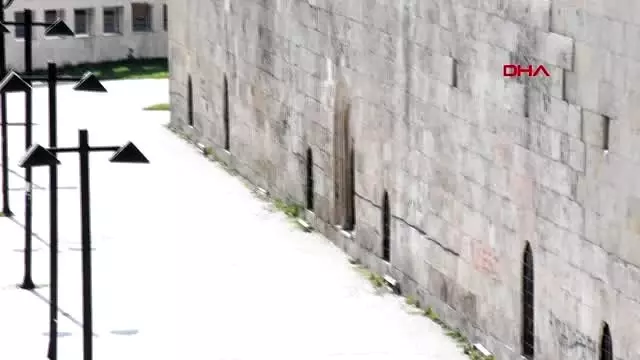 Sivas 800 yıllık tarihi medresenin duvarları yazı tahtasına döndü Sivas 800 yıllık tarihi medresenin duvarları yazı tahtasına döndü